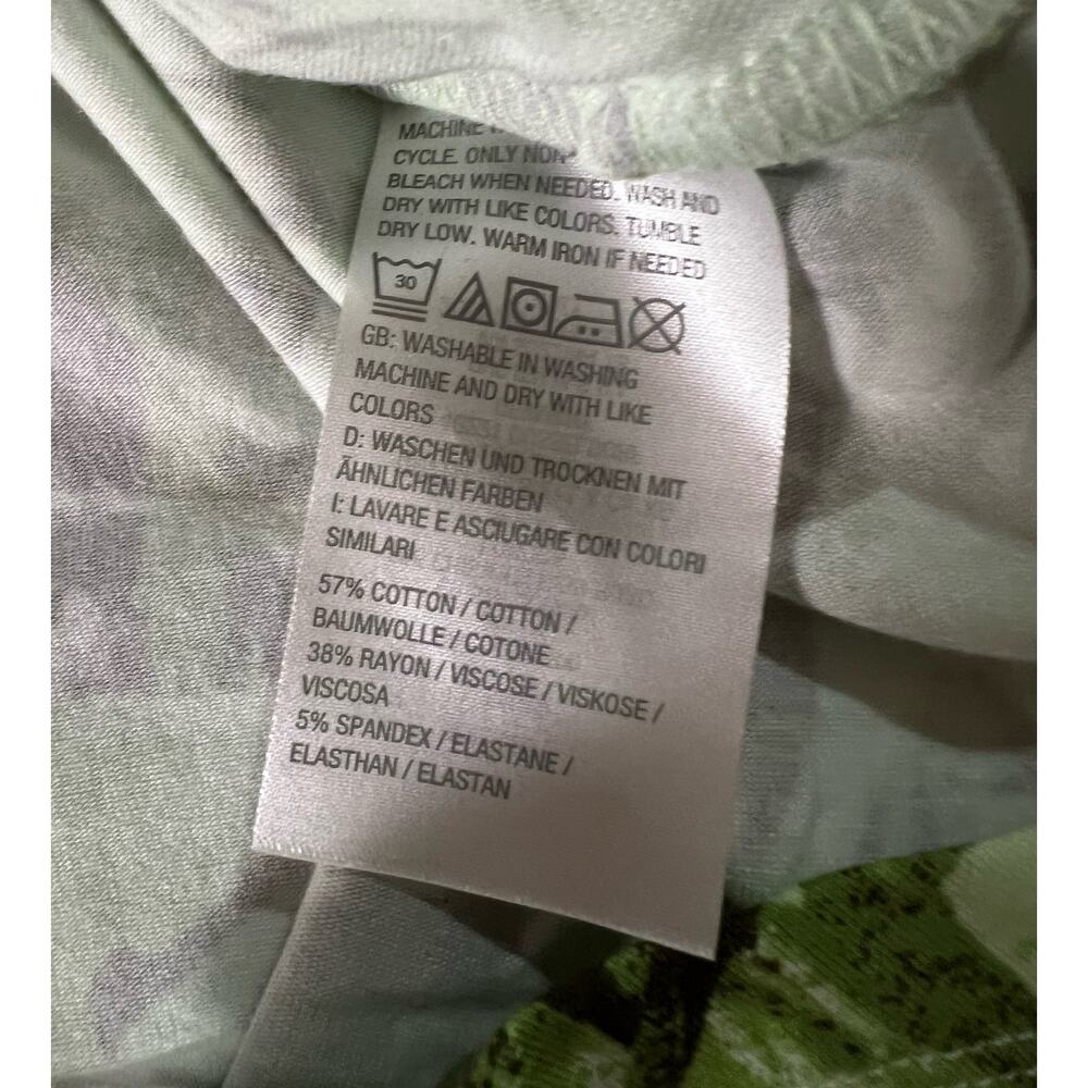 DENIM & CO. WOMEN'S PRINTED V-NECK 3/4 SLEEVE TOP GREEN - Picture 4 of 6